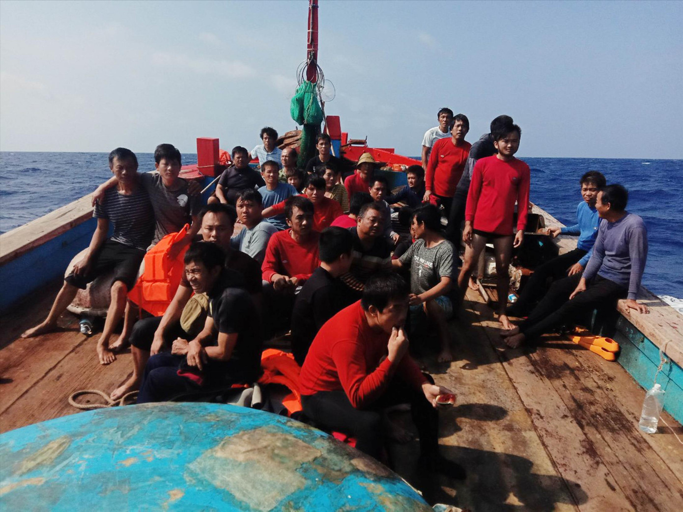 32 ngư dân Trung Quốc gặp nạn tại Trường Sa được thuyền trưởng Bùi Văn Phải cứu sống ngày 11/7/2019. Ảnh: BVP 32 ngư dân Trung Quốc gặp nạn tại Trường Sa được thuyền trưởng Bùi Văn Phải cứu sống ngày 11/7/2019. Ảnh: BVP
