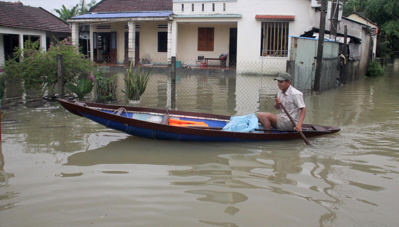Người dân Quảng Nam phải di chuyển bằng ghe sau đợt mưa vừa qua. Ảnh: Hoài Văn