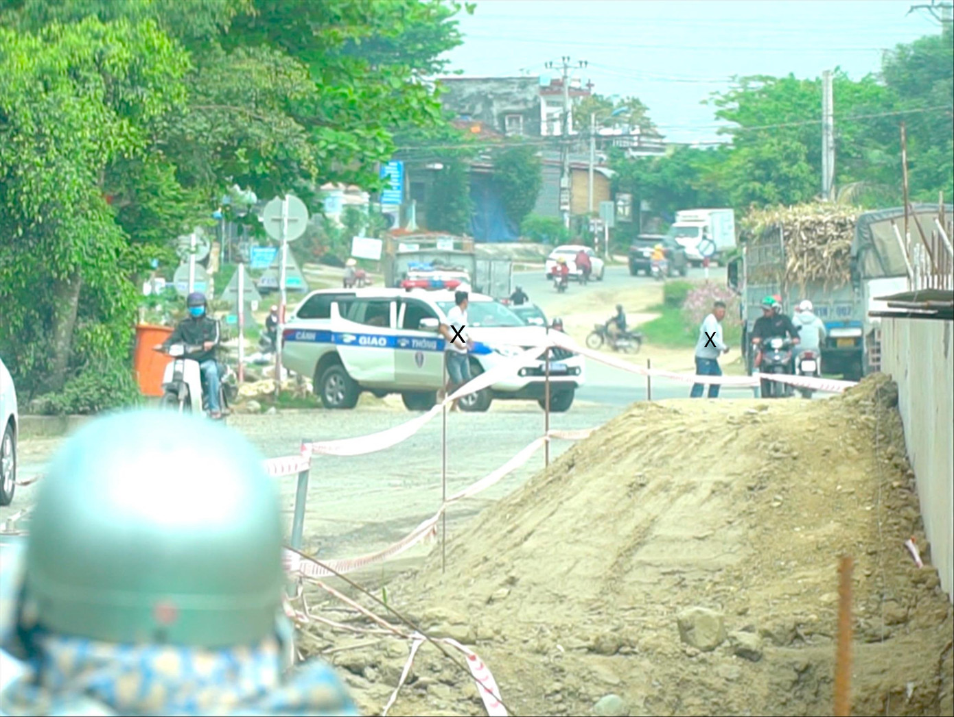 Dù không có hiệu lệnh nhưng tài xế (dấu X) từ ô tô quá khổ tự động chạy đến ô tô của lực lượng CSGT