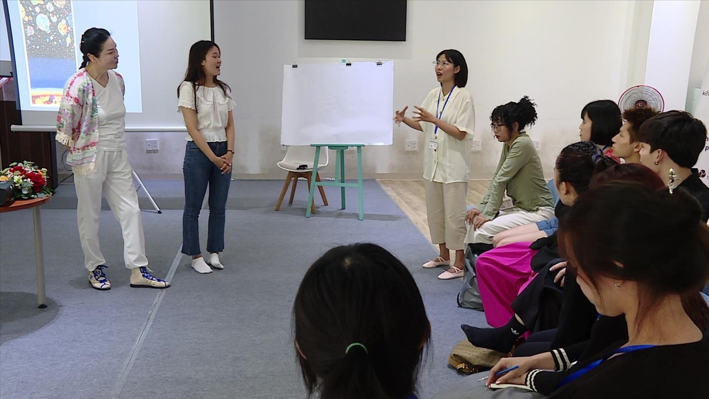 Nghệ sĩ Lydia Park (Hàn Quốc) chia sẻ về diễn xuất cho các học viên đến từ nhiều quốc gia tại LHP DANAFF I. Ảnh: QN