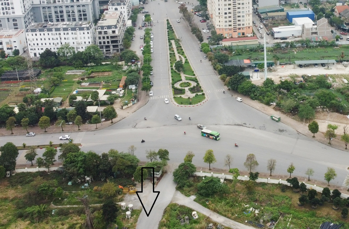 Đường Sài Đồng (Long Biên) được mở rộng tới 6 làn xe, nhưng đoạn đi qua KĐT Sài Đồng (mũi tên) lại bị “bóp” chỉ đủ 2 xe máy tránh nhau. Ảnh: T.Đảng Đường Sài Đồng (Long Biên) được mở rộng tới 6 làn xe, nhưng đoạn đi qua KĐT Sài Đồng (mũi tên) lại bị “bóp” chỉ đủ 2 xe máy tránh nhau. Ảnh: T.Đảng