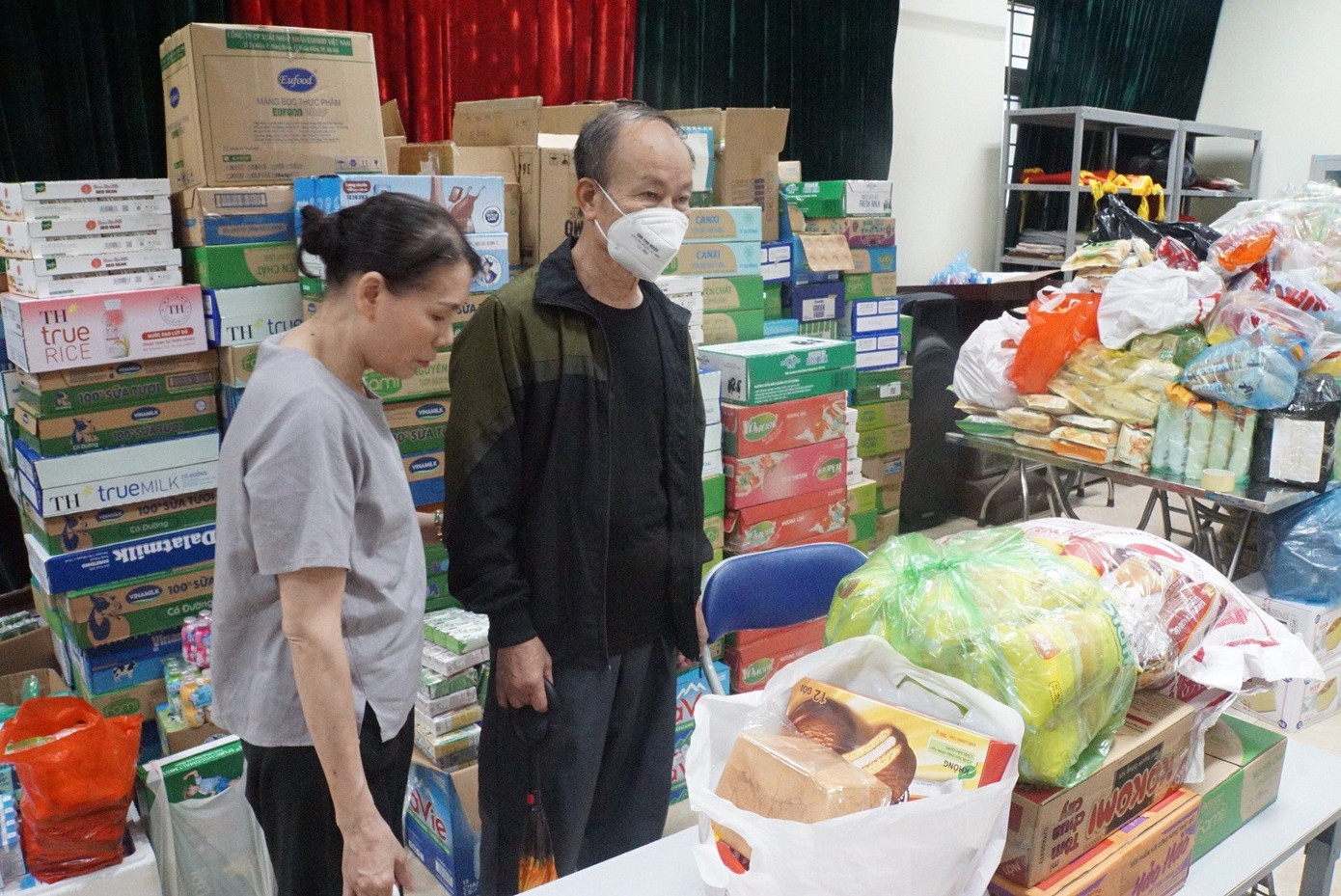 Các nhà hảo tâm khắp nơi đến ủng hộ các nạn nhân trong vụ cháy. Ảnh: Việt Khôi