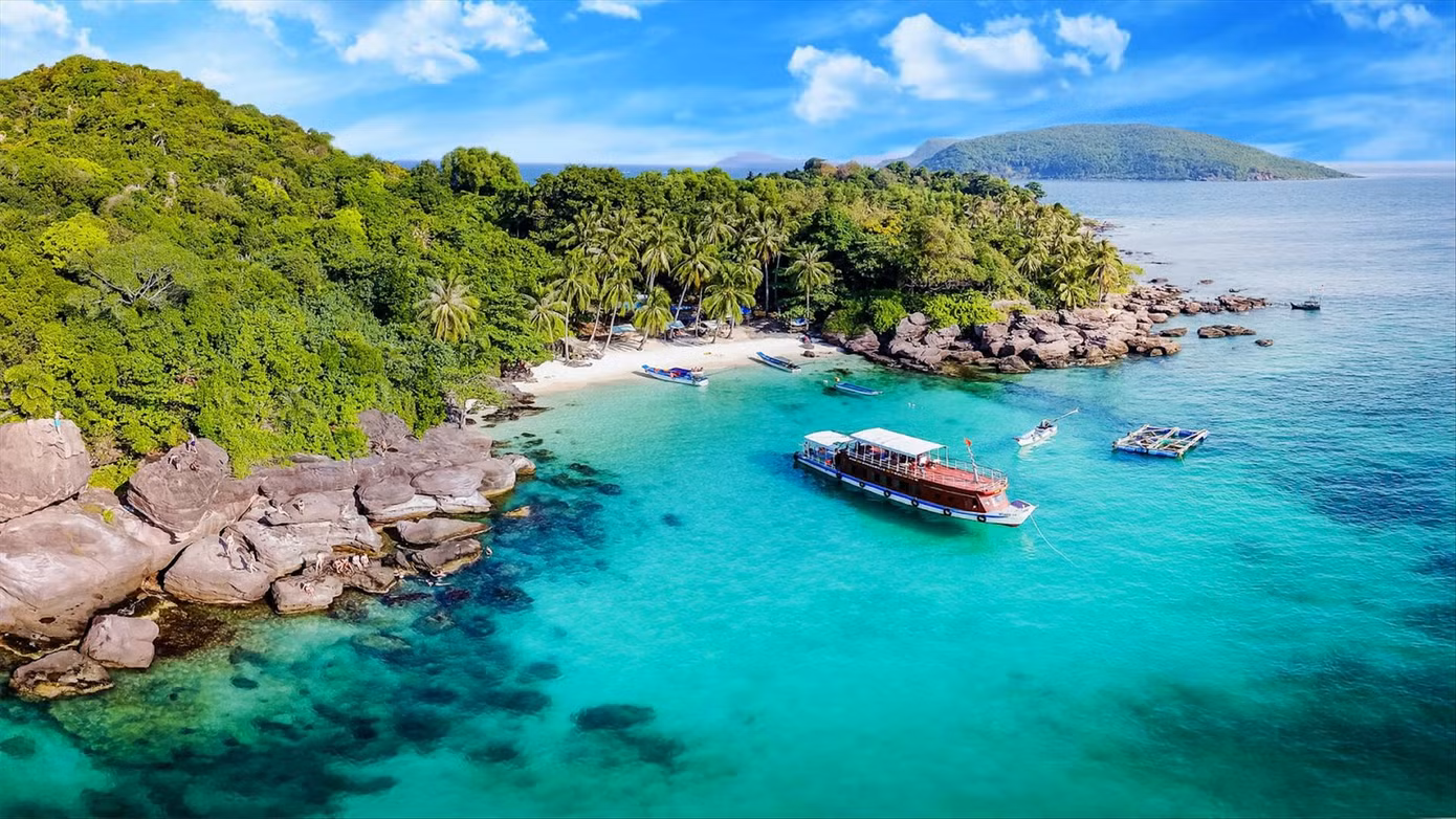 Phú Quốc thưa vắng khách nội địa do giá vé máy bay tăng cao.