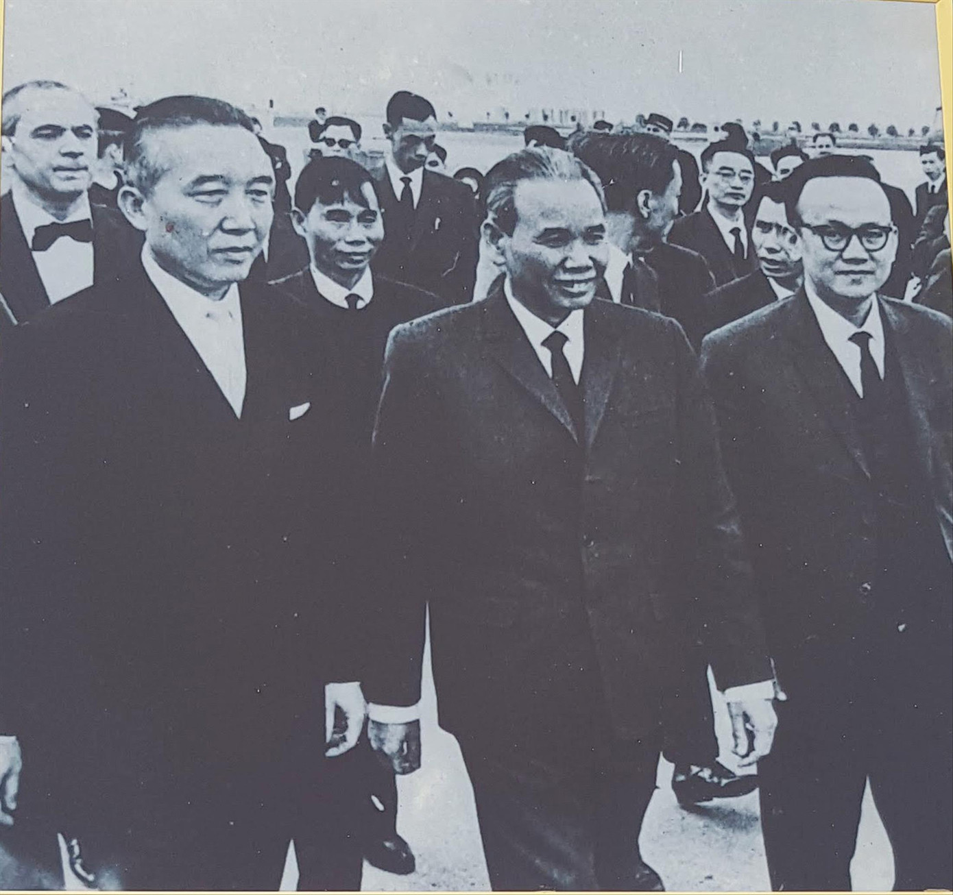 Đoàn đàm phán Việt Nam Dân chủ Cộng hòa tới tham dự Hội nghị Paris. Ảnh: T.L Đoàn đàm phán Việt Nam Dân chủ Cộng hòa tới tham dự Hội nghị Paris. Ảnh: T.L