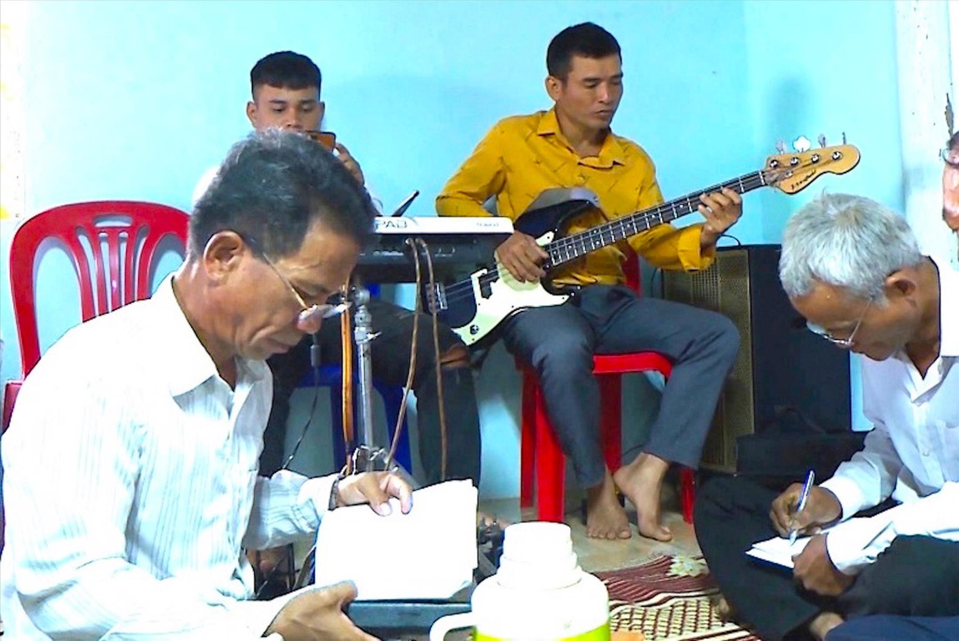 Ông Siu Un (ngoài cùng bên trái) trở về, hòa nhập với đời sống của buôn làng.