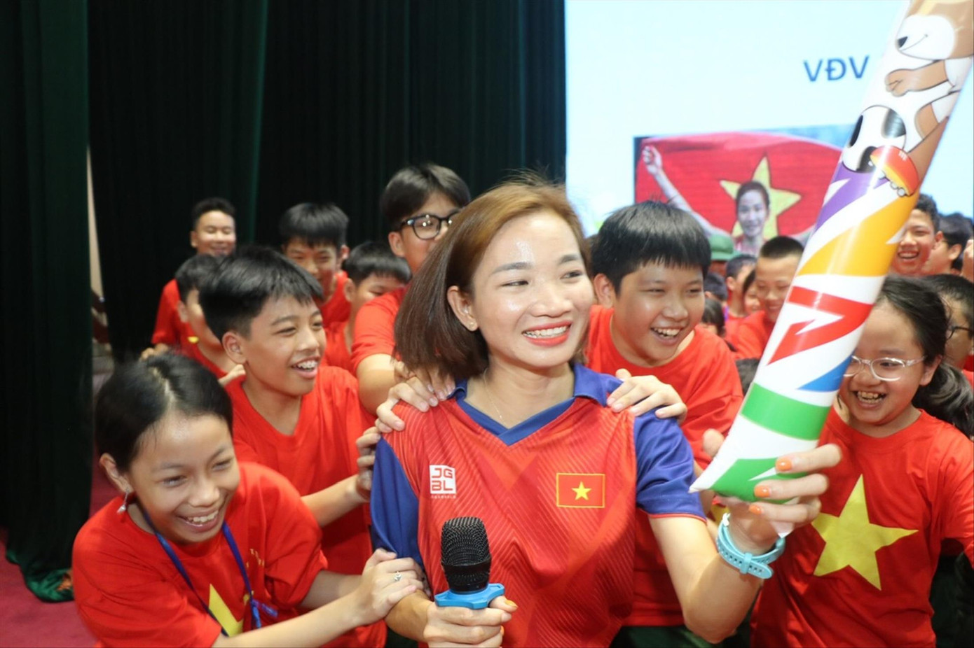 “Cô gái vàng” điền kinh Nguyễn Thị Oanh giao lưu cùng các “chiến sĩ nhí”