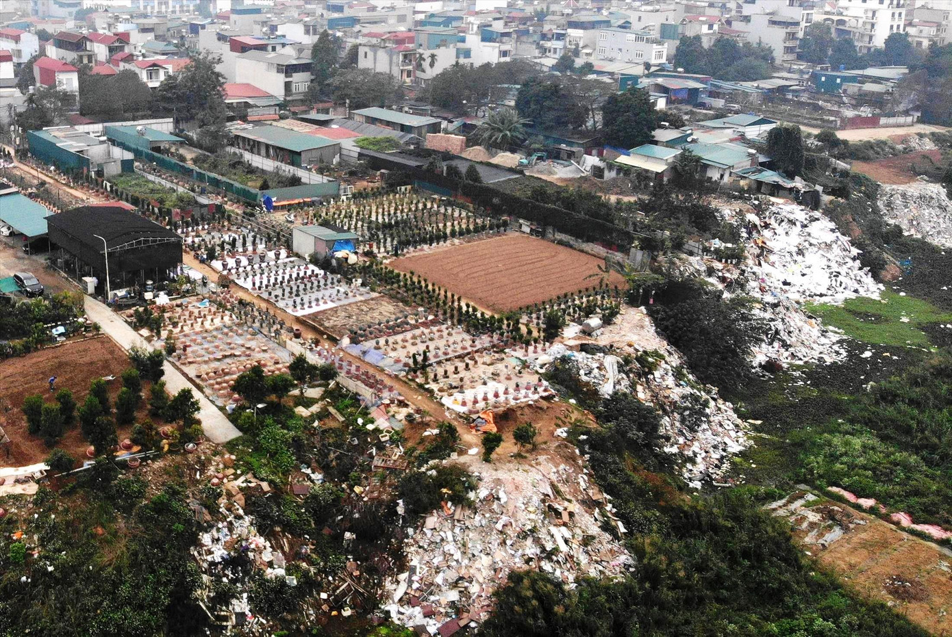 Hình ảnh lạch sông Hồng qua địa phận phường Tứ Liên bị đổ trạc thải lấn chiếm Hình ảnh lạch sông Hồng qua địa phận phường Tứ Liên bị đổ trạc thải lấn chiếm