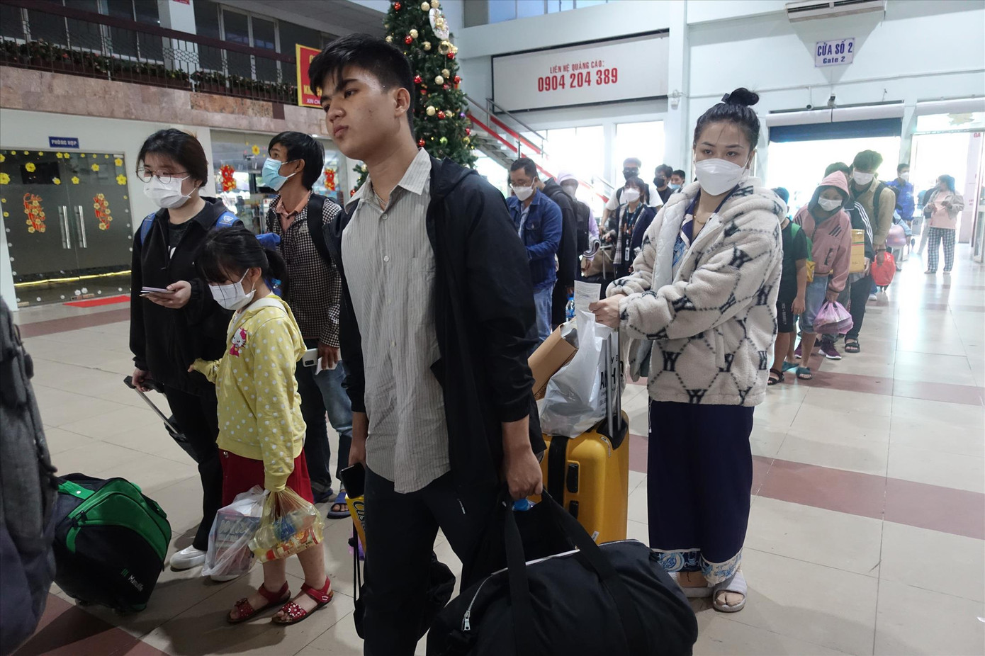 Hành khách xếp hàng chờ làm thủ tục kiểm soát vé ở ga Sài Gòn. Ảnh: H.H Hành khách xếp hàng chờ làm thủ tục kiểm soát vé ở ga Sài Gòn. Ảnh: H.H