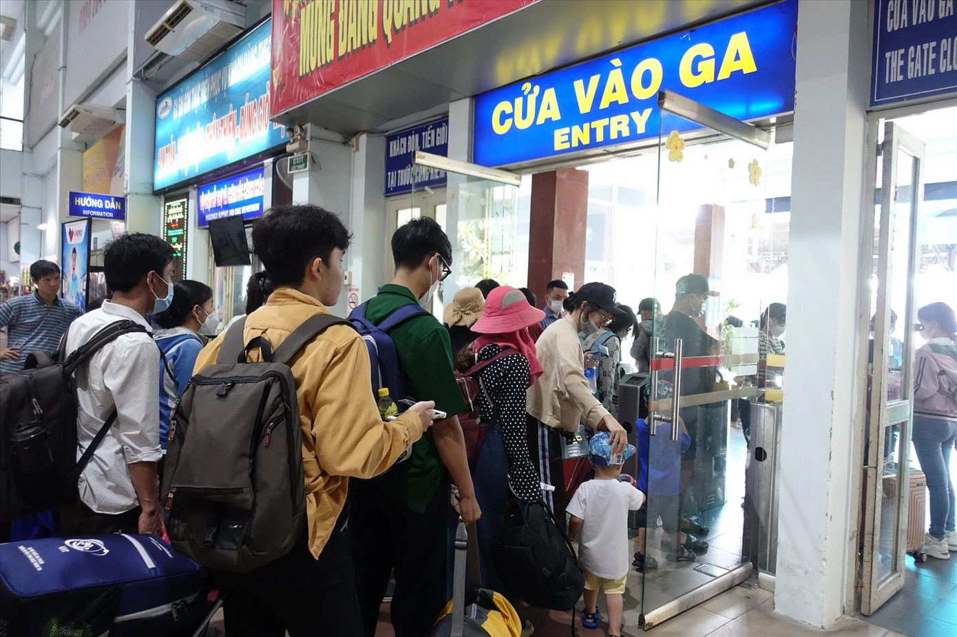 Hành khách xếp hàng tại cửa soát vé ga Sài Gòn. Ảnh: Hữu Huy Hành khách xếp hàng tại cửa soát vé ga Sài Gòn. Ảnh: Hữu Huy