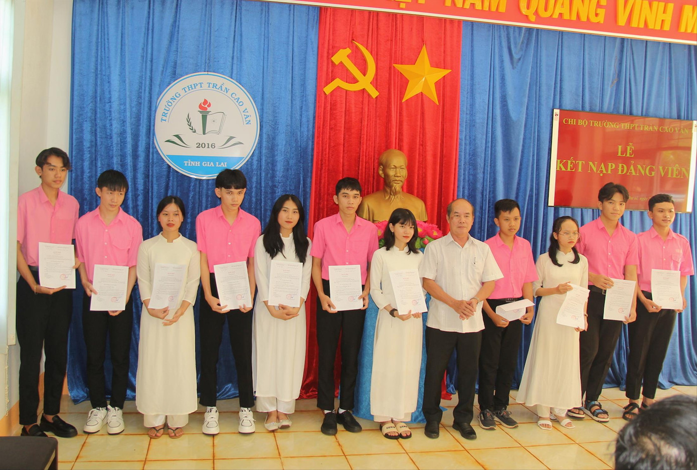 11 học sinh ưu tú của Trường THPT Trần Cao Vân trong lễ kết nạp Đảng 11 học sinh ưu tú của Trường THPT Trần Cao Vân trong lễ kết nạp Đảng