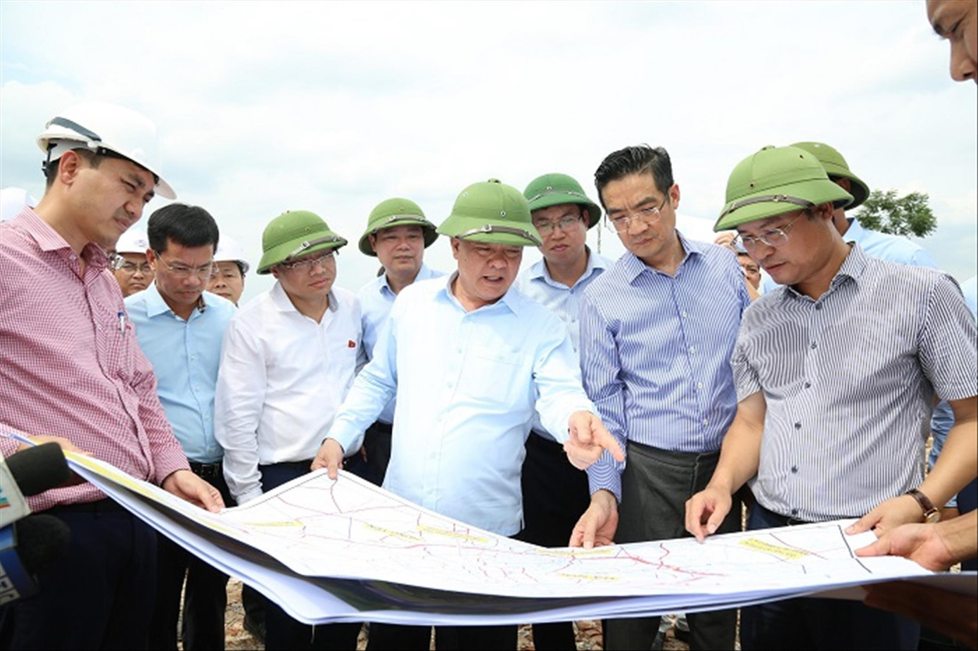 Bí thư Thành ủy Hà Nội Đinh Tiến Dũng kiểm tra công tác chuẩn bị khởi công dự án Vành đai 4 – Vùng Thủ đô Hà Nội. Ảnh: PV