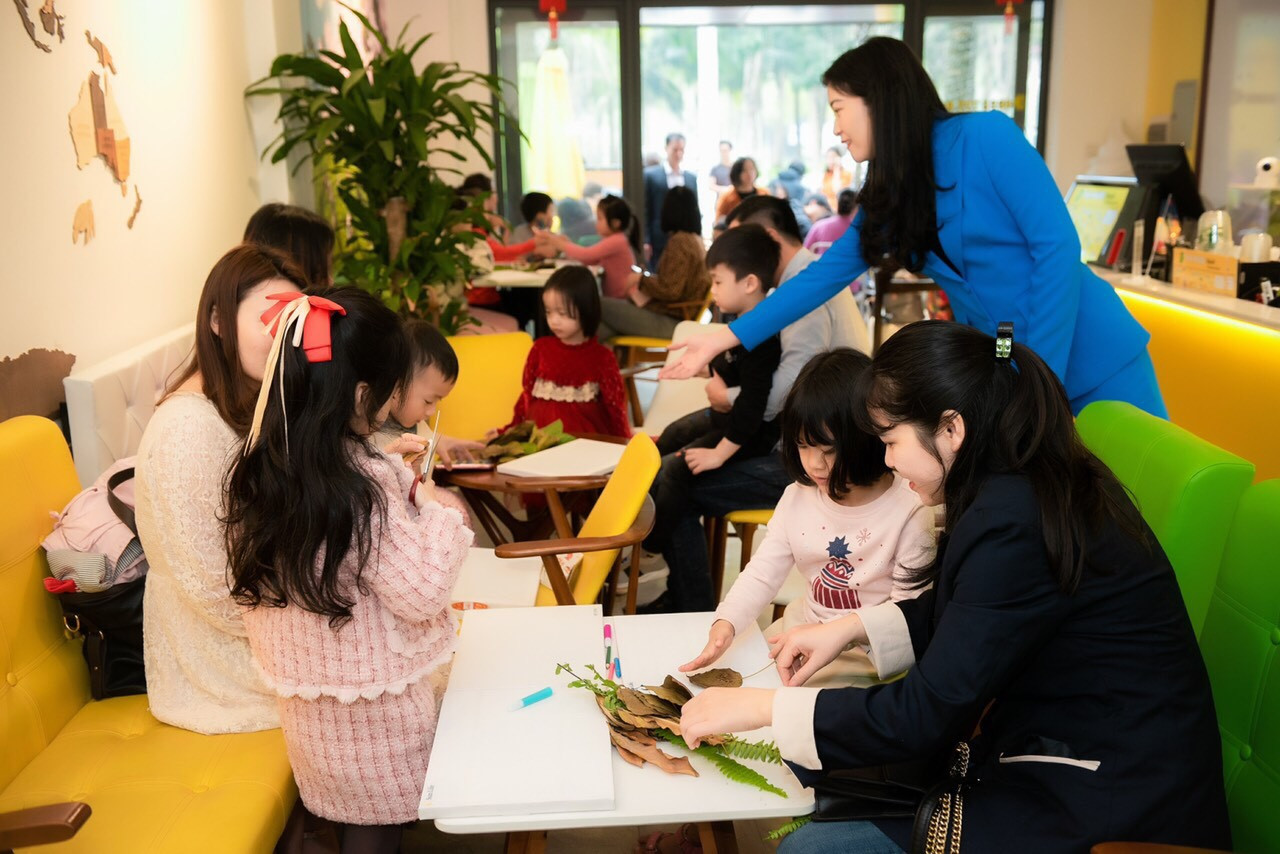 Cty bảo hiểm Sunlife tổ chức cuộc thi vẽ tranh trên lá cây cho trẻ em để thu thập thông tin khách hàng Cty bảo hiểm Sunlife tổ chức cuộc thi vẽ tranh trên lá cây cho trẻ em để thu thập thông tin khách hàng