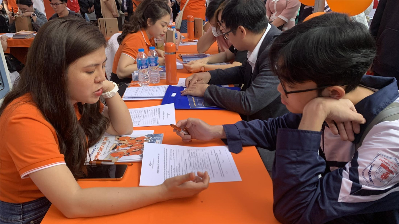 Thí sinh tham gia tư vấn tuyển sinh năm 2023. Ảnh: Nghiêm Huê Thí sinh tham gia tư vấn tuyển sinh năm 2023. Ảnh: Nghiêm Huê