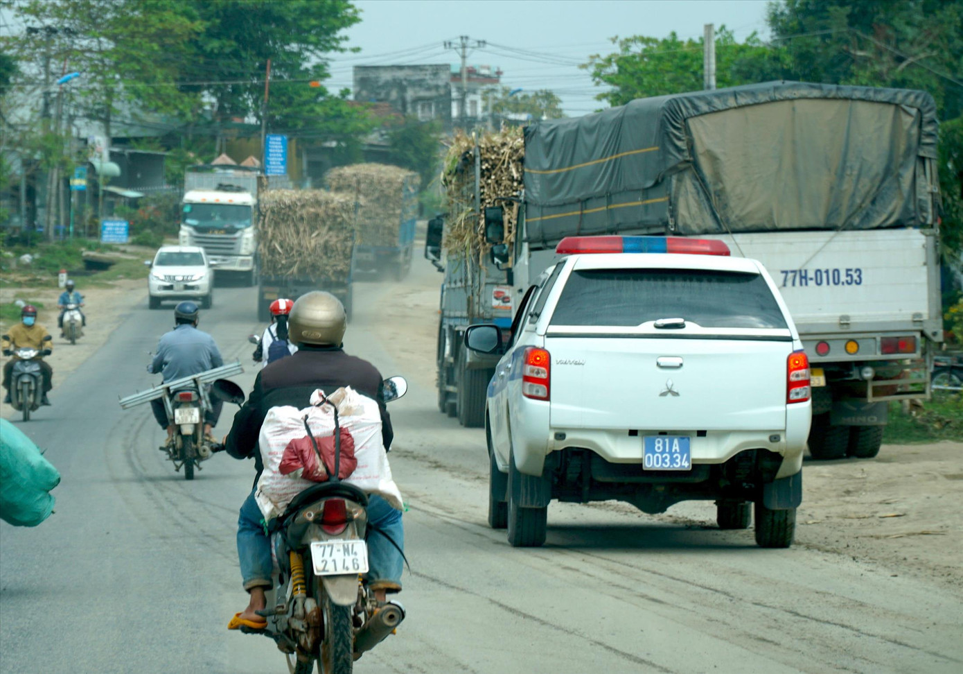 Nhiều ô tô tải quá khổ vô tư đi qua xe lực lượng CSGT tại quốc lộ 19
