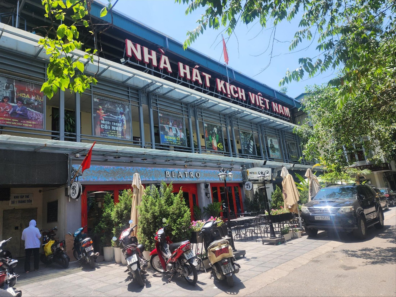 Phía sau Nhà hát Lớn là khu vực Nhà hát Kịch Việt Nam Phía sau Nhà hát Lớn là khu vực Nhà hát Kịch Việt Nam