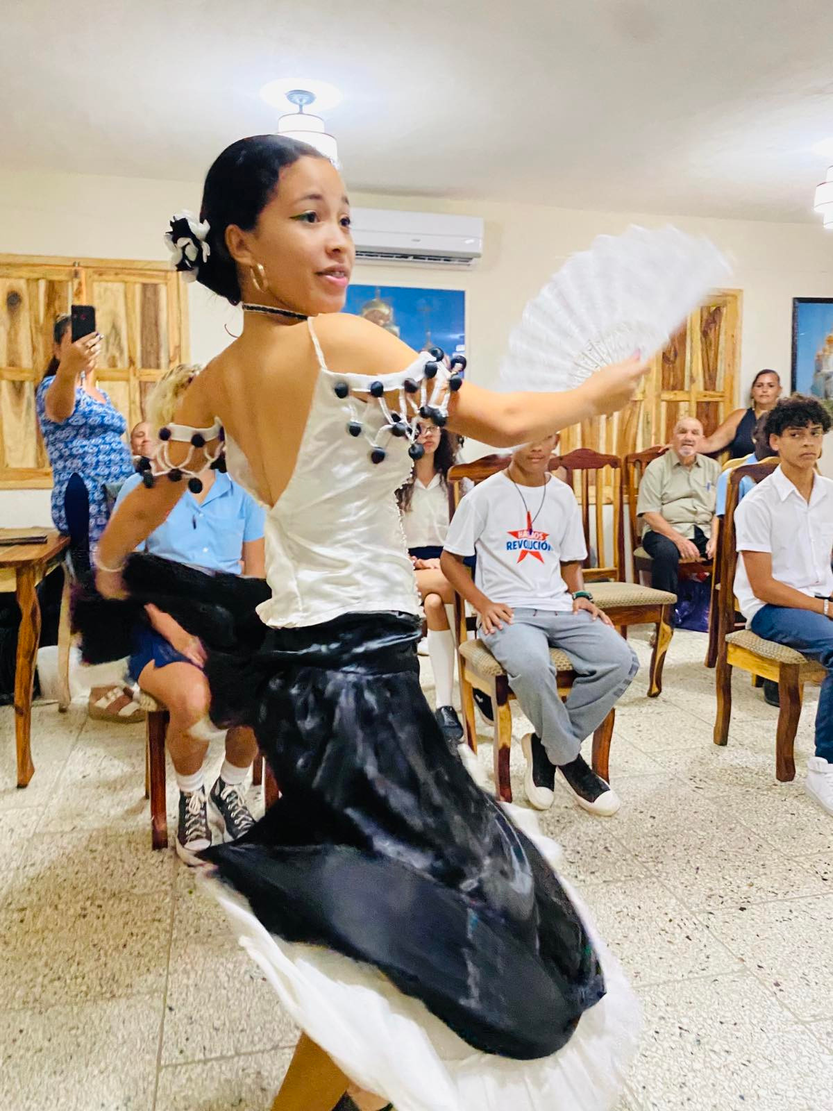 Một tiết mục của học sinh Cuba chào mừng đoàn ở khu Fraga Một tiết mục của học sinh Cuba chào mừng đoàn ở khu Fraga