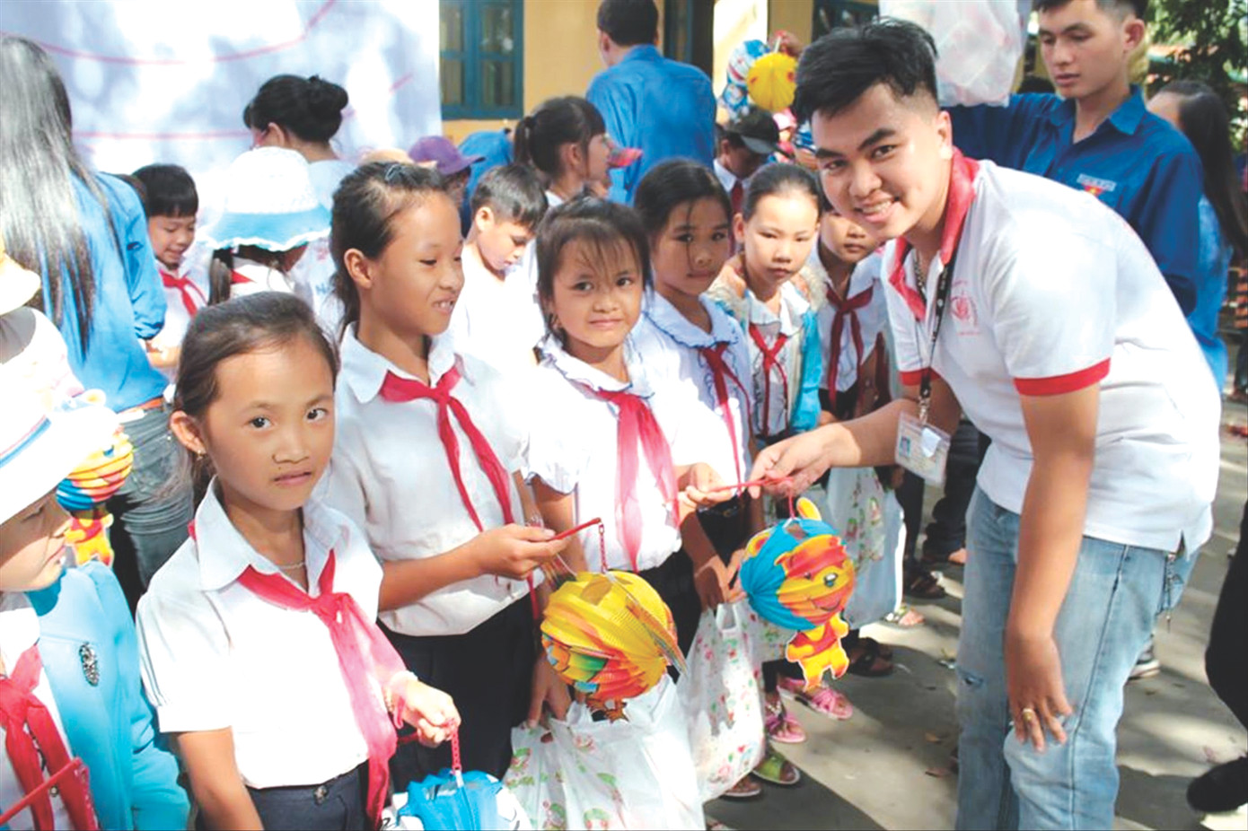 Bác sĩ Huỳnh Lê Thái Bão trong một lần đi thiện nguyện tặng quà cho trẻ em