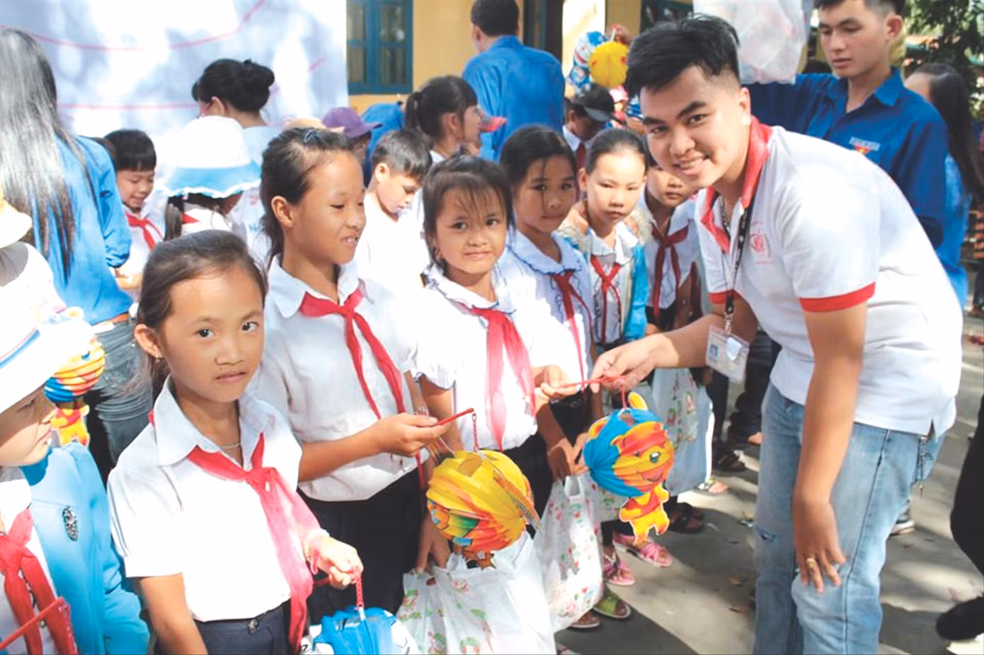 Bác sĩ Huỳnh Lê Thái Bão trong một lần đi thiện nguyện tặng quà cho trẻ em