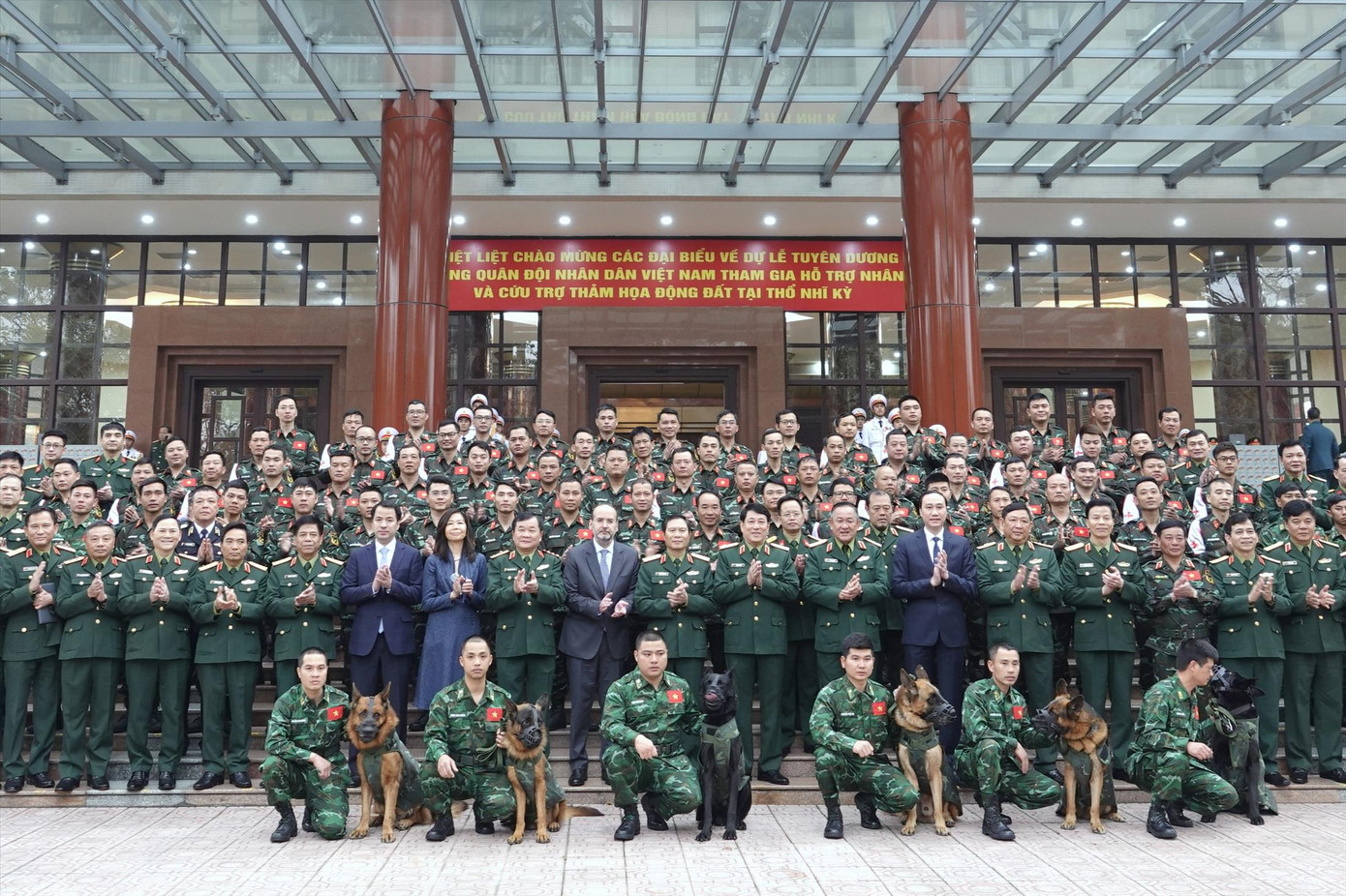 Lãnh đạo các ban, bộ, ngành T.Ư và tổ chức quốc tế chụp ảnh cùng 76 quân nhân ưu tú. ẢNH: NGUYỄN MINH