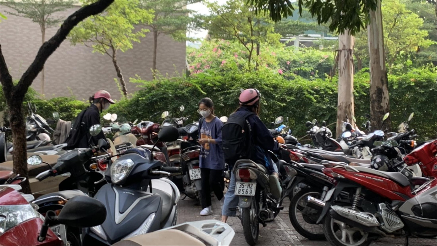 Bãi gửi xe của trường đại học luôn trong tình trạng quá tải. Ảnh: Nghiêm Huê