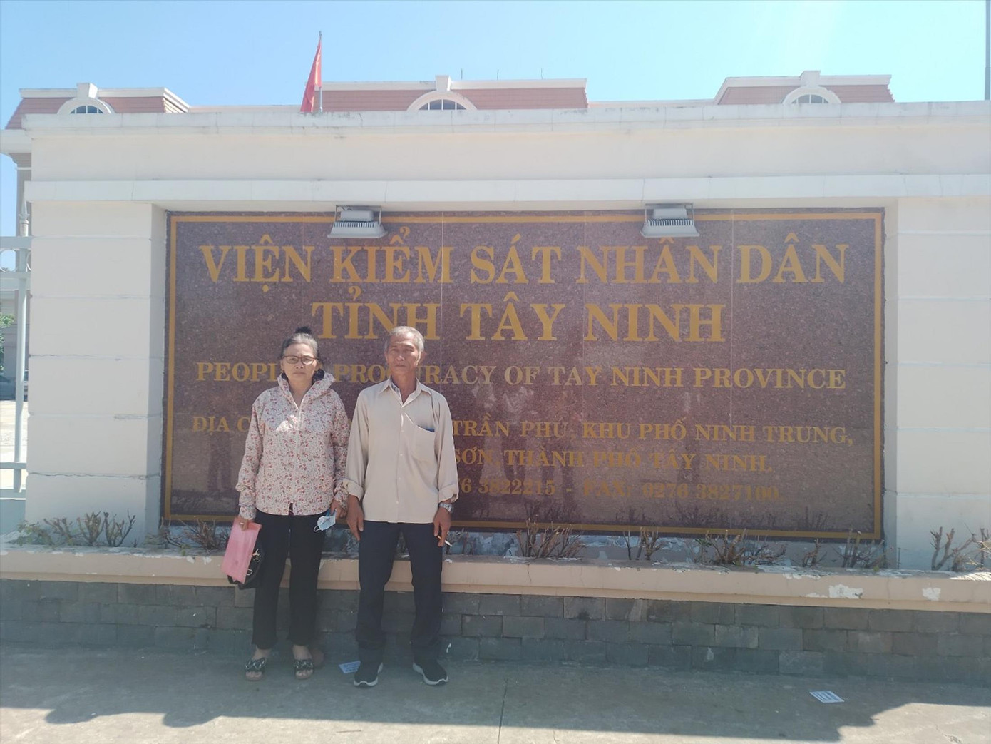 Ông Nguyễn Văn Dũng và vợ trong một lần liên hệ Viện KSND tỉnh Tây Ninh để giải quyết vụ án oan cho chính ông. Ảnh: P.V.T