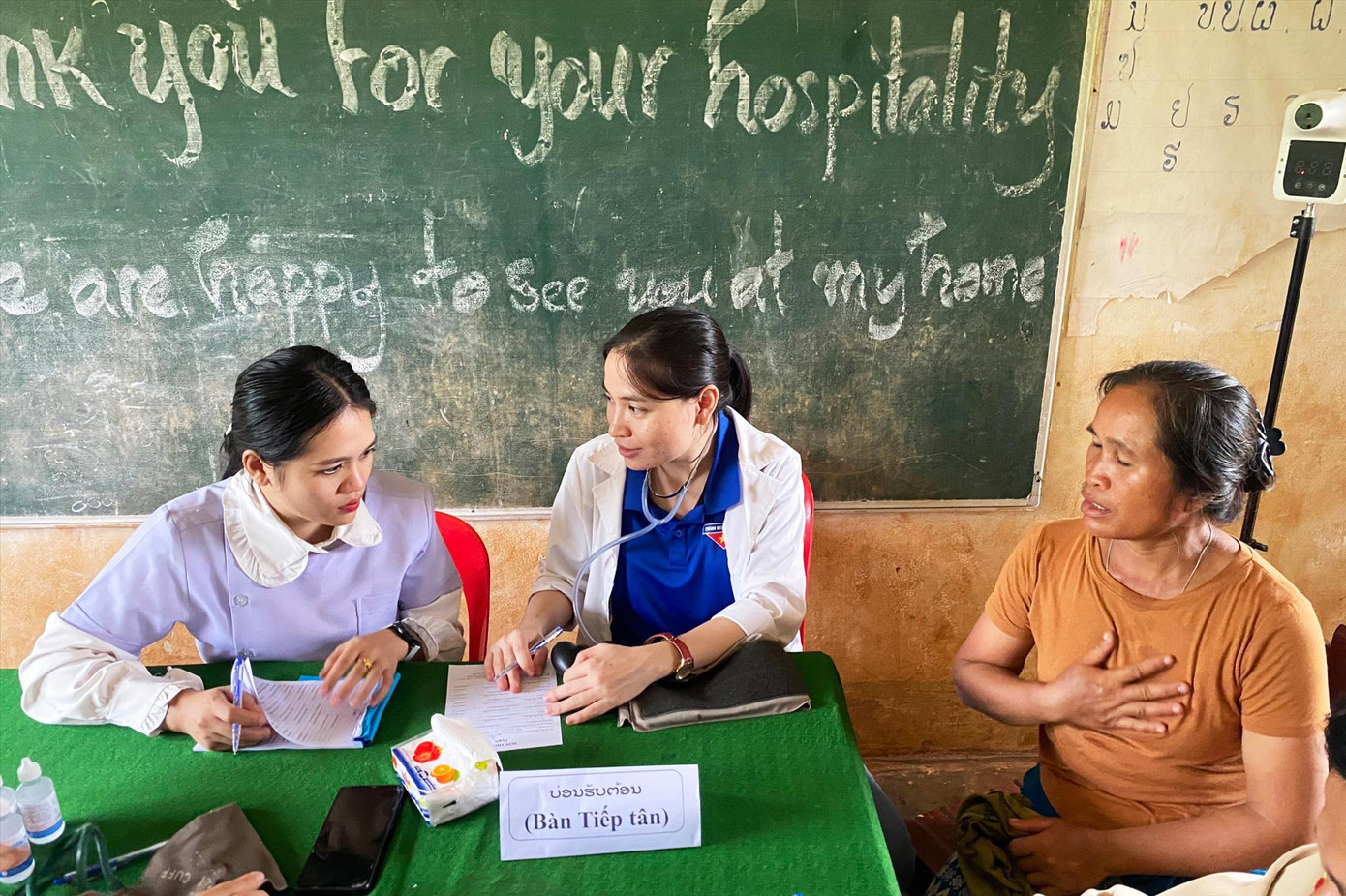 Chị Nguyễn Thị Hoàng Vân (ở giữa) đang thăm khám cho người dân tỉnh Salavane với sự hỗ trợ của phiên dịch bản địa