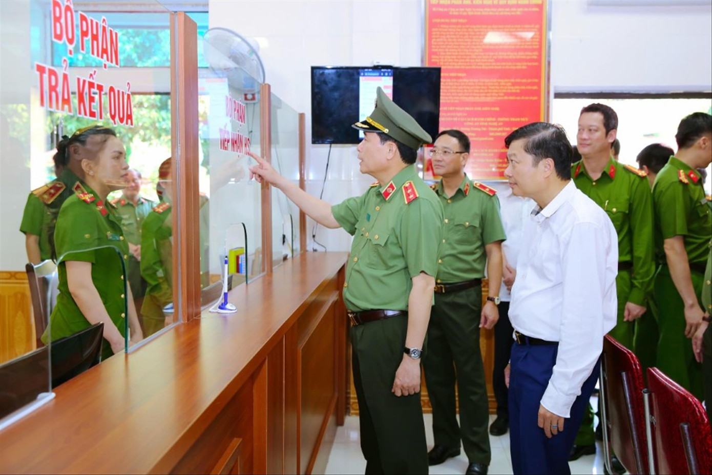 Trung tướng Lê Quốc Hùng, Ủy viên Trung ương Đảng, Thứ trưởng Bộ Công an tham quan, tìm hiểu mô hình Công an phường điển hình, kiểu mẫu về ANTT và văn minh đô thị tại Công an phường Trường Thi, TP Vinh Trung tướng Lê Quốc Hùng, Ủy viên Trung ương Đảng, Thứ trưởng Bộ Công an tham quan, tìm hiểu mô hình Công an phường điển hình, kiểu mẫu về ANTT và văn minh đô thị tại Công an phường Trường Thi, TP Vinh