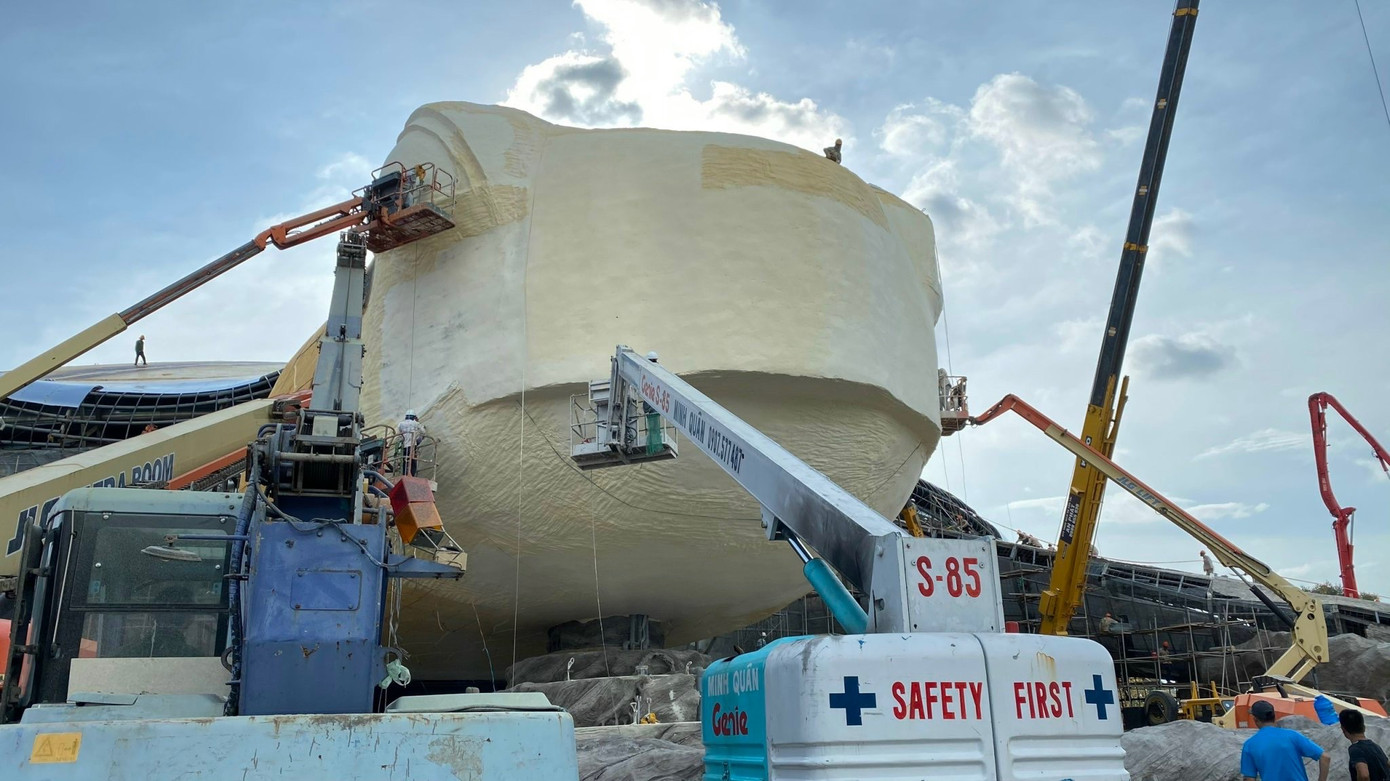 Các nghệ nhân đang điêu khắc thủy cung hình rùa Các nghệ nhân đang điêu khắc thủy cung hình rùa