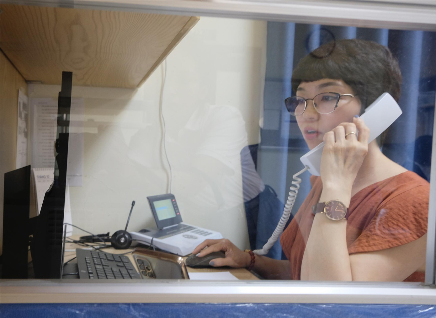 Chị H. đang tư vấn, hỗ trợ trẻ em bị bạo hành Chị H. đang tư vấn, hỗ trợ trẻ em bị bạo hành