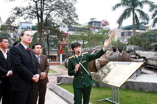 Nghe giới thiệu về khí tài tên lửa đã từng được sử dụng trong Chiến dịch "Hà Nội - Điện Biên Phủ trên không". Nghe giới thiệu về khí tài tên lửa đã từng được sử dụng trong Chiến dịch