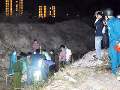Lực lượng chức năng khám nghiệm tử thi