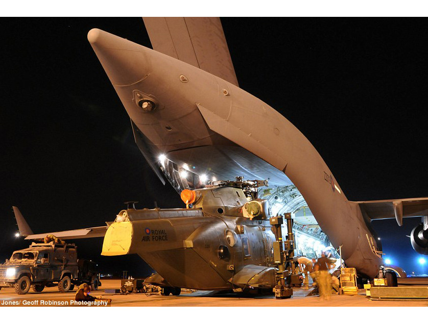 Máy bay trực thăng Merlin được vận chuyển đến Trại Bastion