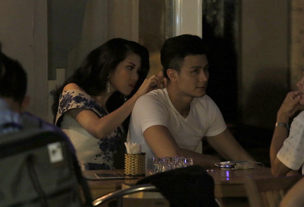 Thu Hằng tặng chiếc vòng cổ và tự tay đeo cho Vĩnh Thụy