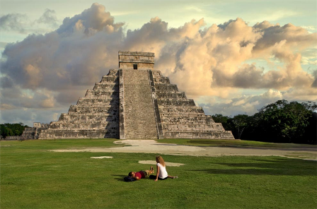 Chichen Itza là thành phố quan trọng nhất của văn hóa Maya giữa 900 đến 1300 AD.Chichen Itza từng là một trung tâm cấp vùng lớn tại những vùng đất thấp Maya từ Đầu cổ điển (Late Classic) cho tới Cuối cổ điển (Terminal Classic) và kéo dài tới cả một số thời kỳ ở giai đoạn đầu hậu cổ điển (Early Postclassic). Địa điểm này chứa đựng vô số các phong cách kiến trúc, từ cái gọi là “kiểu Mexico” và kiểu các phong cách tìm thấy ở trung Mexico cho tới phong cách Puuc được tìm thấy tại Puuc Maya ở các vùng đất thấp phía bắc. Trong đó, nổi bật nhất ở trung tâm Chichén là Đền Kukulcanvới kiến trúc kim tự tháp, nơi được sử dụng để tính toán sự thay đổi theo mùa. Tại thời điểm Xuân phân và Thu phân, khi mặt trời mọc và lặn, góc của công trình tạo thành bóng râm hình một con rắn có lông – Kukulcan dọc theo cạnh cầu thang phía Bắc. Vào hai ngày đó, các bóng râm từ các bậc góc trượt theo cạnh phía bắc kim tự tháp cùng với sự chuyển động của mặt trời
