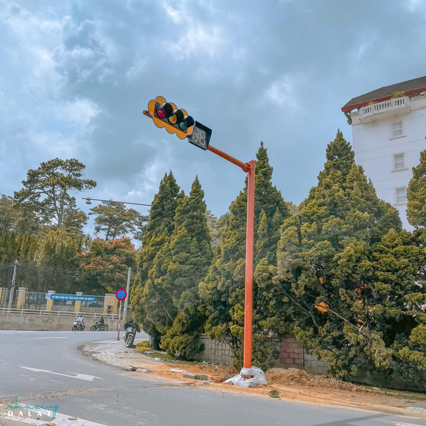 Trụ đèn giao thông đầu tiên ở Đà Lạt nằm ở vòng xoay Hoàng Văn Thụ. (Ảnh: Amazing Đà Lạt)