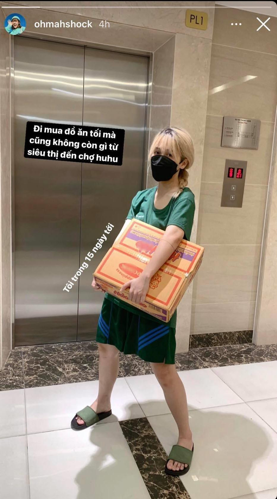 Hậu Hoàng hài hước khoe thùng mì. Hậu Hoàng hài hước khoe thùng mì.