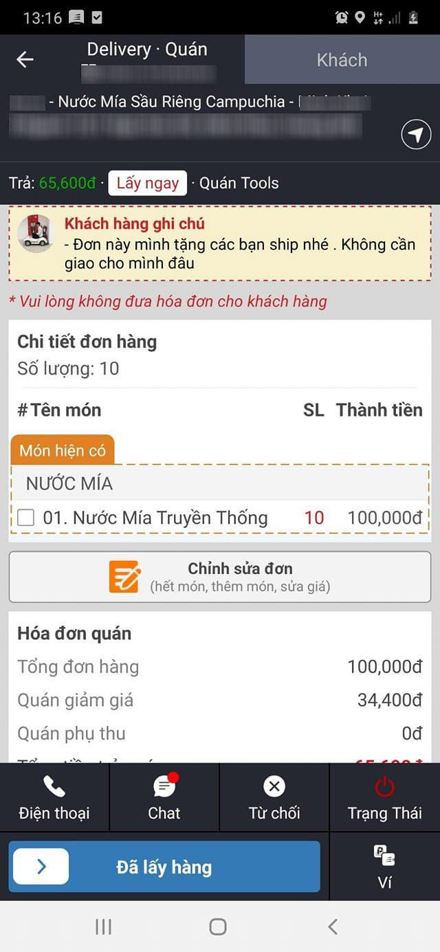 Vị khách hàng đặt 10 ly nước mía để tặng cho các shipper. (Ảnh: Tuan Anh Nguyen) Vị khách hàng đặt 10 ly nước mía để tặng cho các shipper. (Ảnh: Tuan Anh Nguyen)