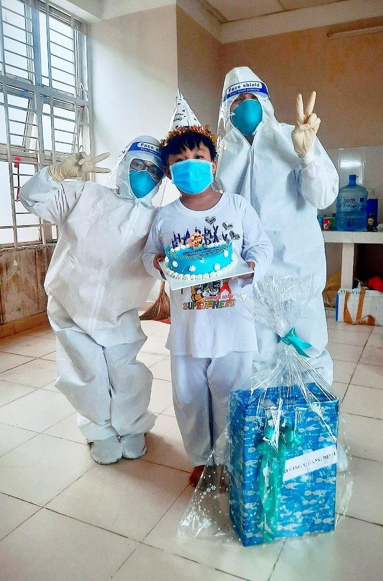 Điều trị tại bệnh viện dã chiến số 4, Ken được các y bác sĩ chăm sóc tận tình. Điều trị tại bệnh viện dã chiến số 4, Ken được các y bác sĩ chăm sóc tận tình.