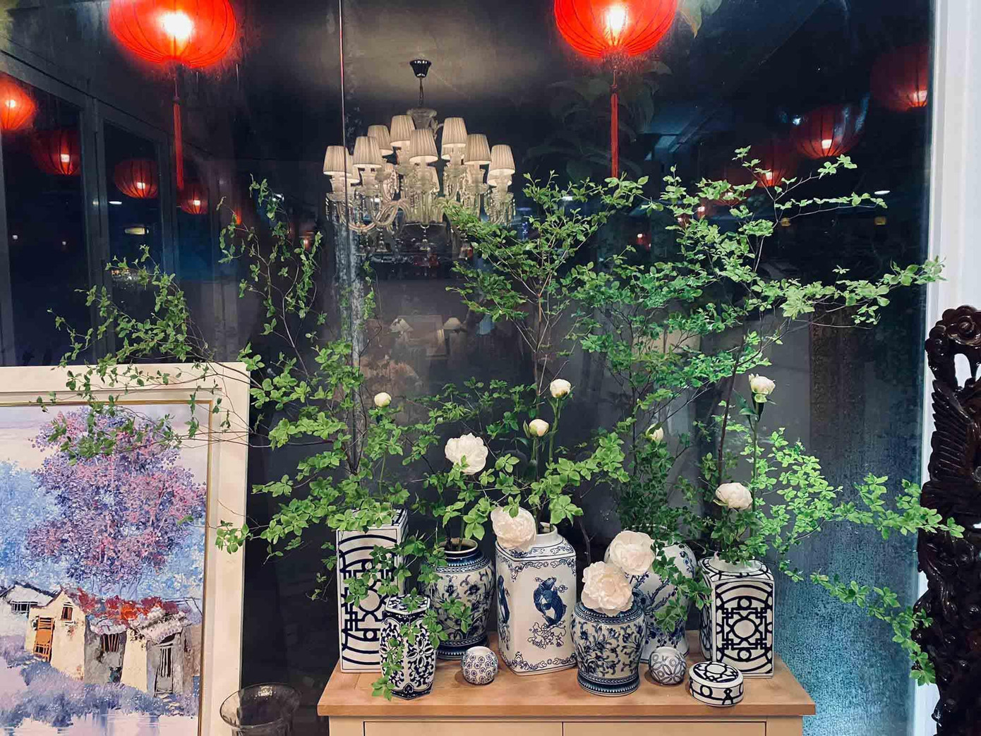 Shark Khoa là "người chơi hệ hoành tráng", phối thạch nam cùng hoa mẫu đơn trắng Nhật Bản. (Ảnh: Khoa Dang Le) Shark Khoa là "người chơi hệ hoành tráng", phối thạch nam cùng hoa mẫu đơn trắng Nhật Bản. (Ảnh: Khoa Dang Le)