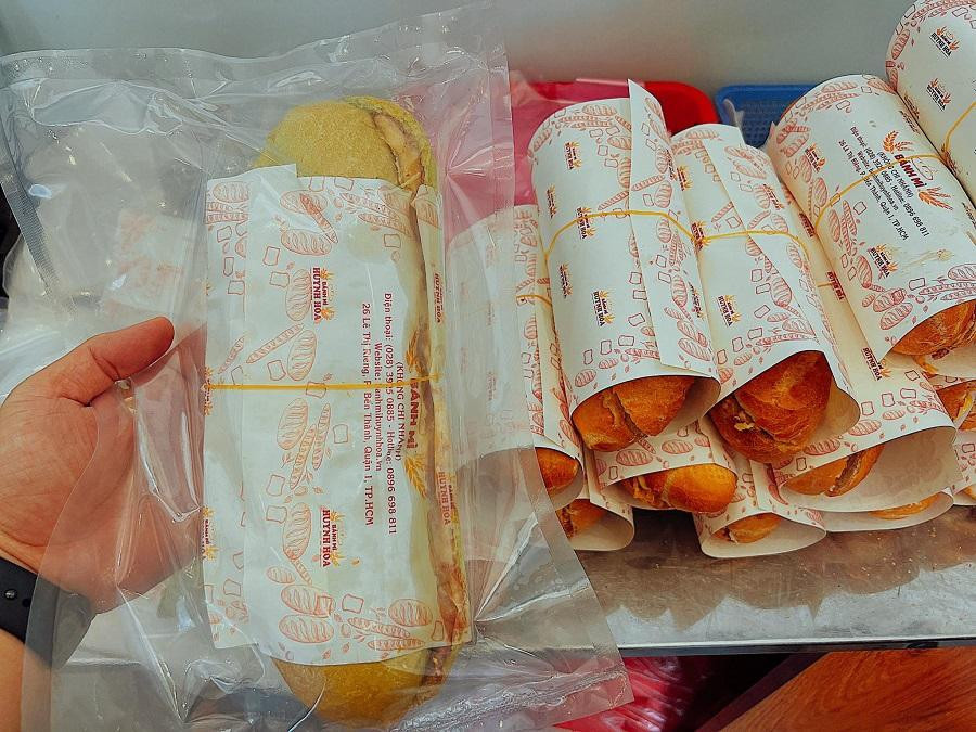 Rất đông tín đồ ẩm thực hào hứng muốn trải nghiệm bánh mì trà xanh và &quot;rì viu&quot; xem có gì khác với bánh mì thông thường.