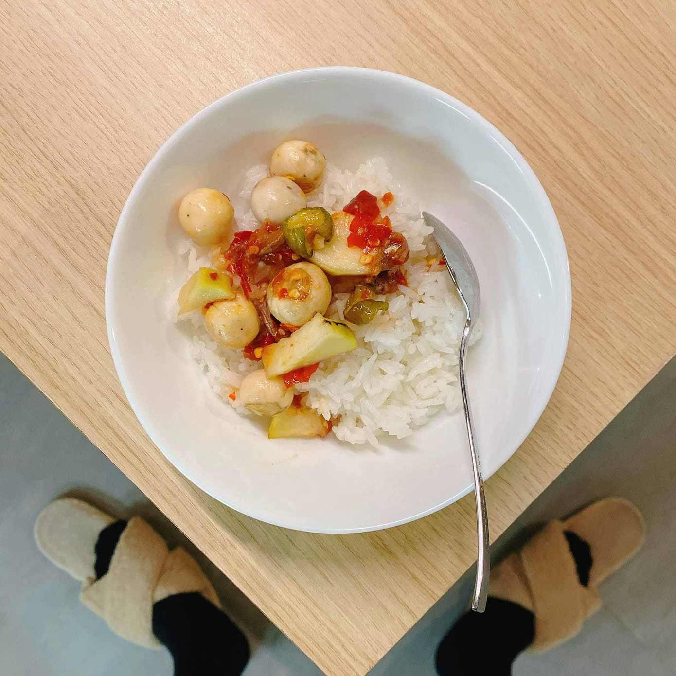 Mang dép kiểu này, hỏi sao Quang Trung không khiến fan &quot;tức cái lồng ngực&quot;?