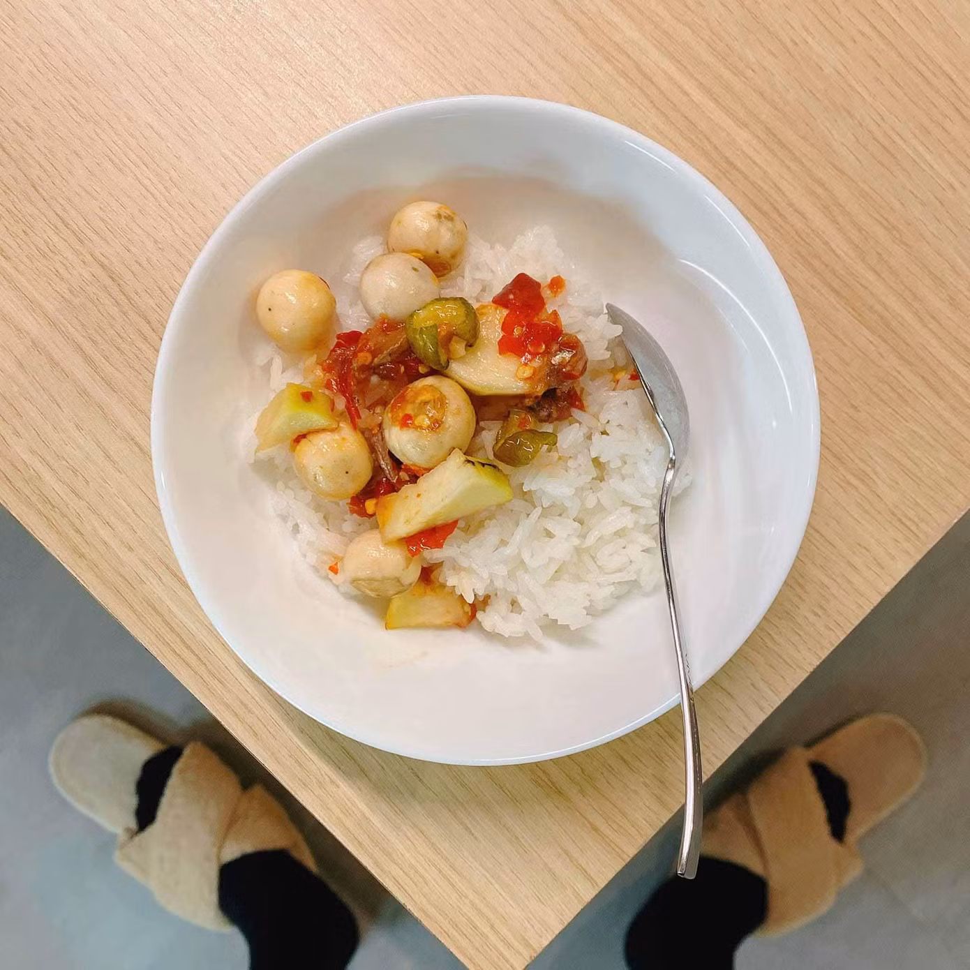 Mang dép kiểu này, hỏi sao Quang Trung không khiến fan "tức cái lồng ngực"?