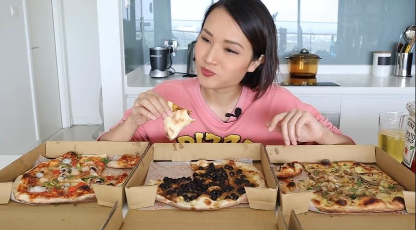 YouTuber Giang Ơi từng thực hiện mukbang món pizza trà sữa trân châu và cảm giác ba chấm "u là trời". (Ảnh: Giang Ơi) YouTuber Giang Ơi từng thực hiện mukbang món pizza trà sữa trân châu và cảm giác ba chấm "u là trời". (Ảnh: Giang Ơi)