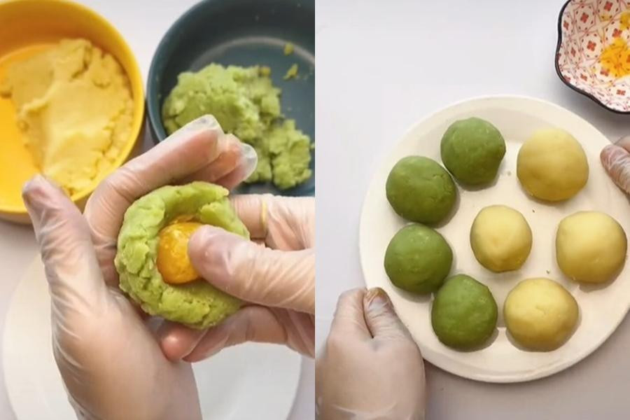 Bạn có thể hòa tan bột trà xanh với ít nước, cho vào phần đậu xanh đã sên để có màu xanh đẹp mắt. Bạn có thể hòa tan bột trà xanh với ít nước, cho vào phần đậu xanh đã sên để có màu xanh đẹp mắt.