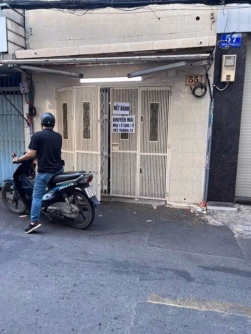 Khách đến mua bánh mì bà Huynh trong ngày 16/12 phải "quay xe" do tiệm tạm đóng cửa để tránh ùn tắc giao thông. (Ảnh: Địa điểm ăn uống)