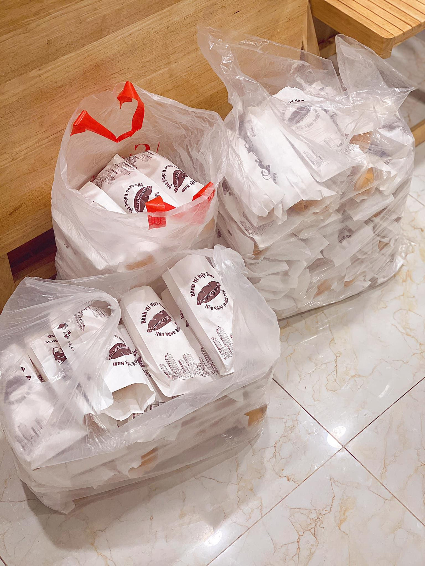 Những ổ bánh mì ngon lành sẽ được Trọng Khang chuyển đến những bạn trong nhóm tình nguyện. (Ảnh: NVCC) Những ổ bánh mì ngon lành sẽ được Trọng Khang chuyển đến những bạn trong nhóm tình nguyện. (Ảnh: NVCC)