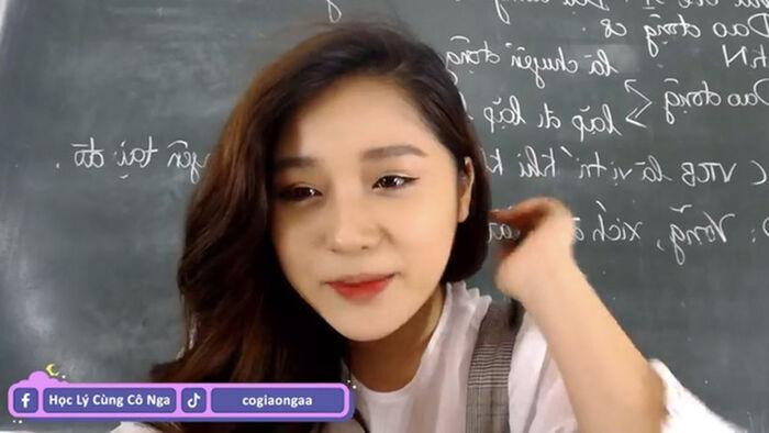 Cô Thanh Nga dạy Vật Lí có vẻ ngoài xinh xắn.