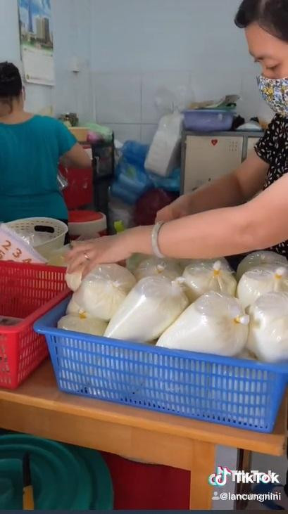 2 cô chủ quán đều là "người Sài Gòn gốc". Quán có tên "sữa tươi Mười" vì nằm ở số 10, đường Phùng Khắc Khoan. (Nguồn: @nini0611) 2 cô chủ quán đều là "người Sài Gòn gốc". Quán có tên "sữa tươi Mười" vì nằm ở số 10, đường Phùng Khắc Khoan. (Nguồn: @nini0611)