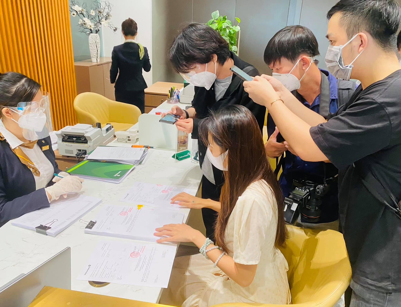 Thủy Tiên tiến hành nhận 18.000 tờ sao kê từ ngân hàng, có sự chứng kiến của truyền thông. Thủy Tiên tiến hành nhận 18.000 tờ sao kê từ ngân hàng, có sự chứng kiến của truyền thông.