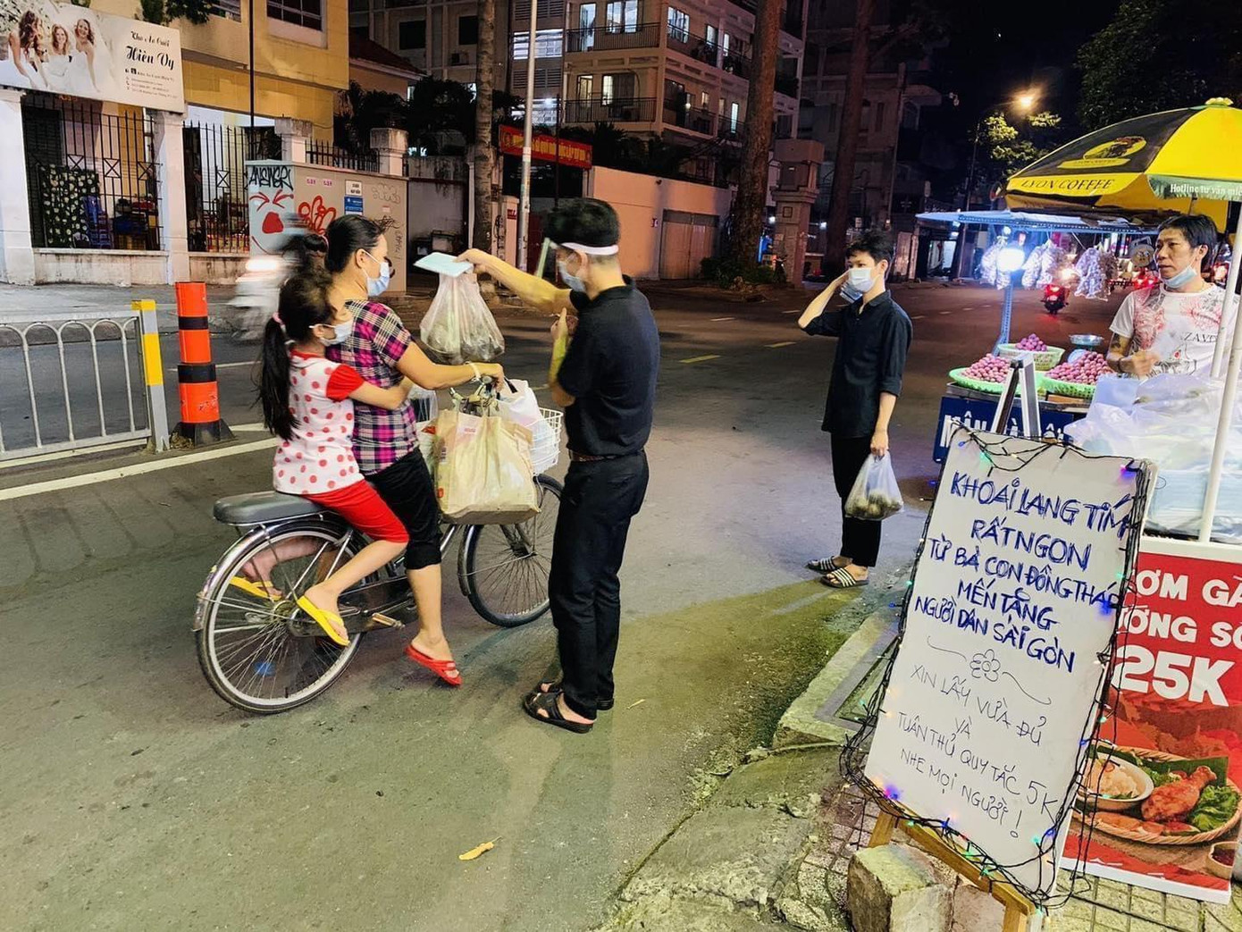 Người dân Sài Gòn hỗ trợ nhau trong mùa dịch. Ảnh: Nhật Quang - Page Tôi là người Sài Gòn. Người dân Sài Gòn hỗ trợ nhau trong mùa dịch. Ảnh: Nhật Quang - Page Tôi là người Sài Gòn.